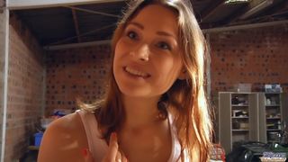 Секс седого пенсионера с дочкой соседа с трахом на столе и камшотом в рот