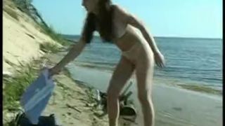 Три русские студентки лапают друг дружку на пляже и плескаются в море